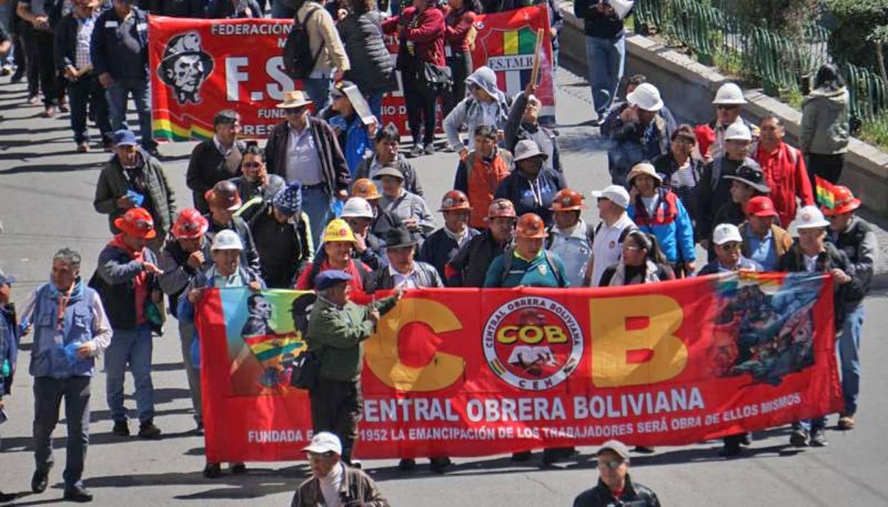 La COB marcha en La Paz para entregar su pliego al Gobierno; la Policía cierra los accesos a la plaza Murillo
