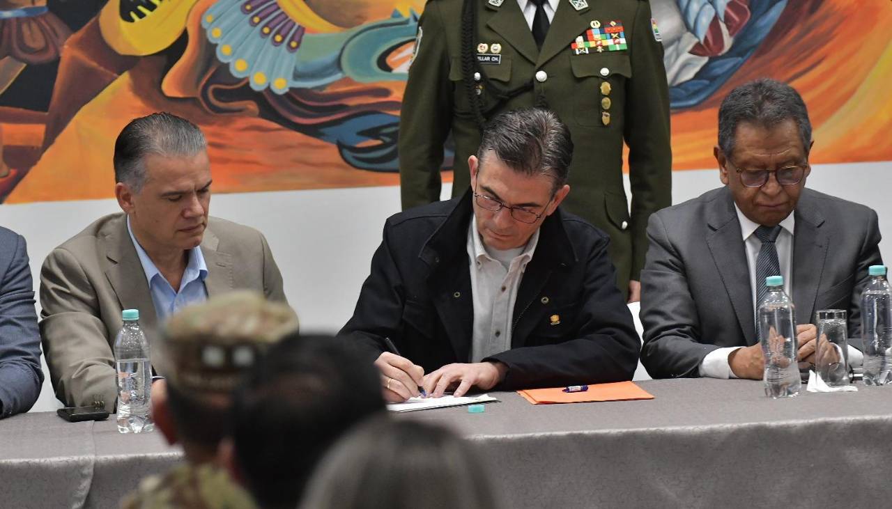 Paz promulga la ley 1740 que regula el Estado de excepción en Bolivia