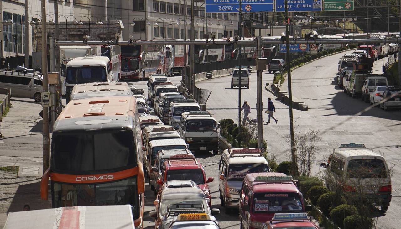 “Estamos molestos”: Choferes anuncian marcha el miércoles por las filas por combustible en La Paz 