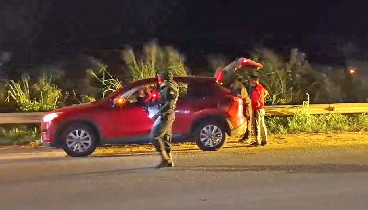 En escalada de violencia, policías realizan controles en la ciudad capital y los municipios cruceños