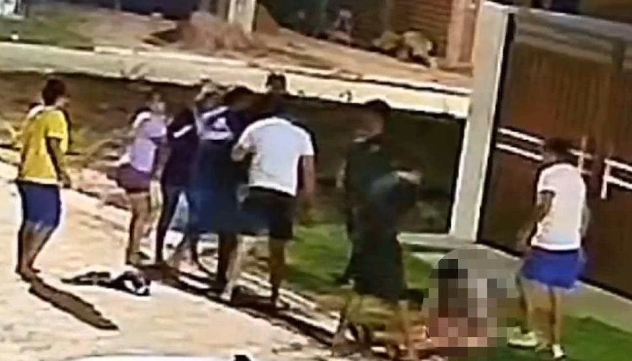 Video: Guardia de seguridad termina hospitalizado tras brutal golpiza de una turba en la Villa Primero de Mayo