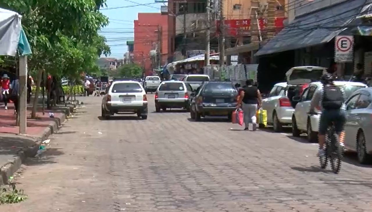 Desalojan a ambulantes asentados en calles del antiguo mercado La Ramada