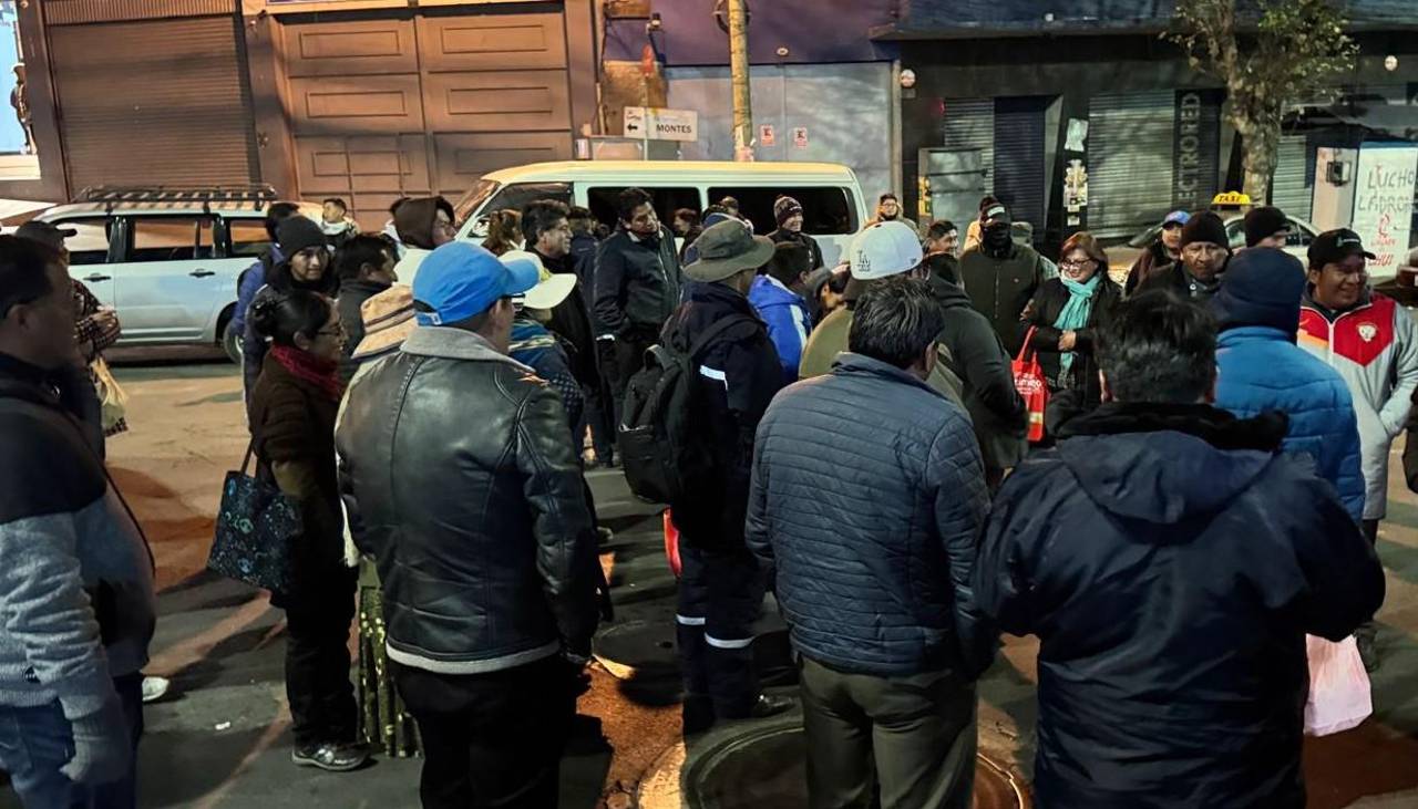 Despachan cisternas desde Senkata, pero crecen las filas en los surtidores de La Paz 