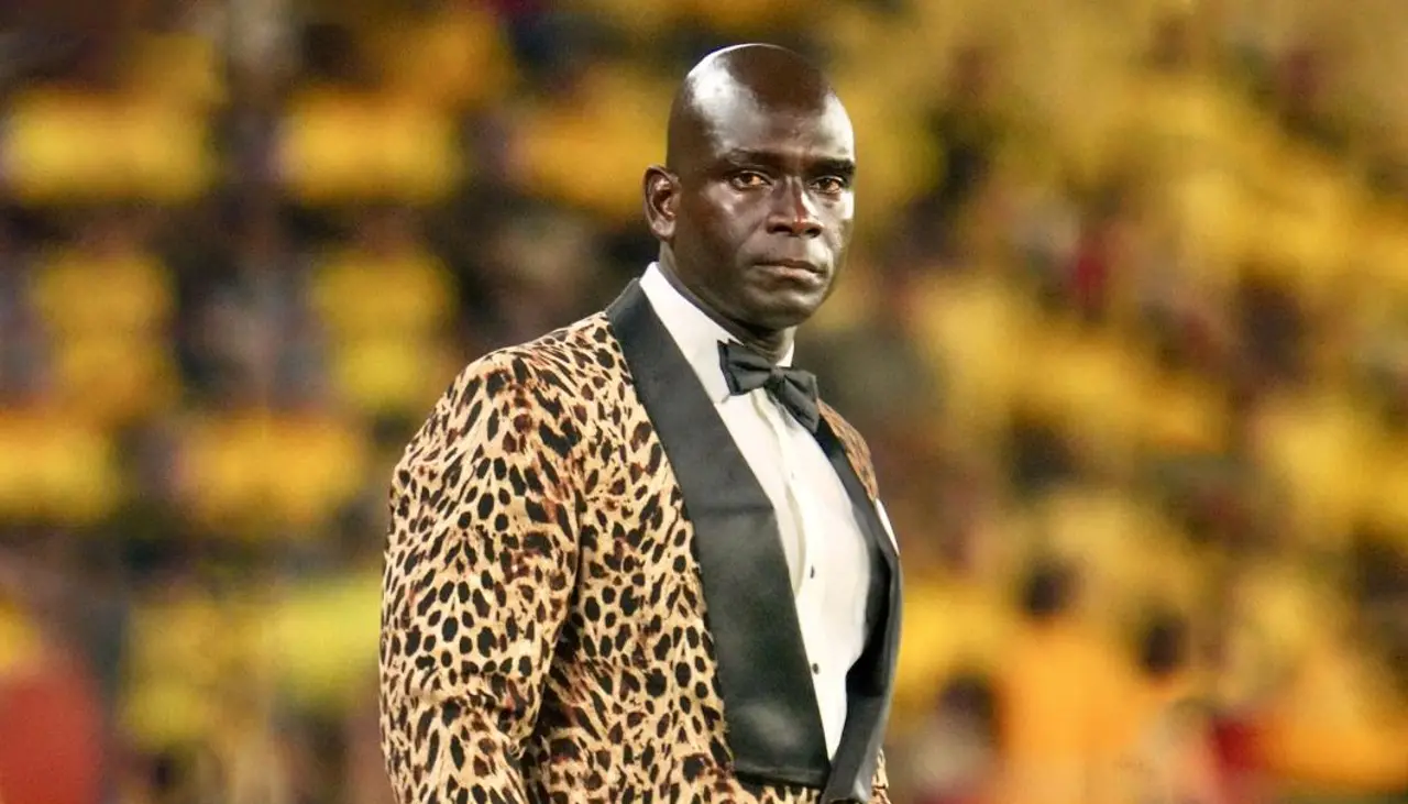 Video: DT de Barcelona sorprende con su look para dirigir en la Copa Libertadores
