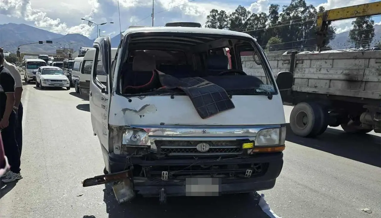 Dos adolescentes fueron atropellados por un minibús que se pasó el semáforo en rojo