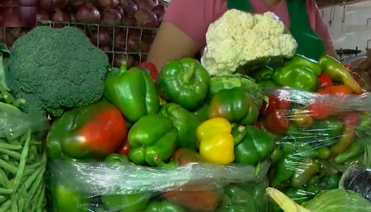 Las verduras y frutas escasean y suben de precio en mercados cruceños