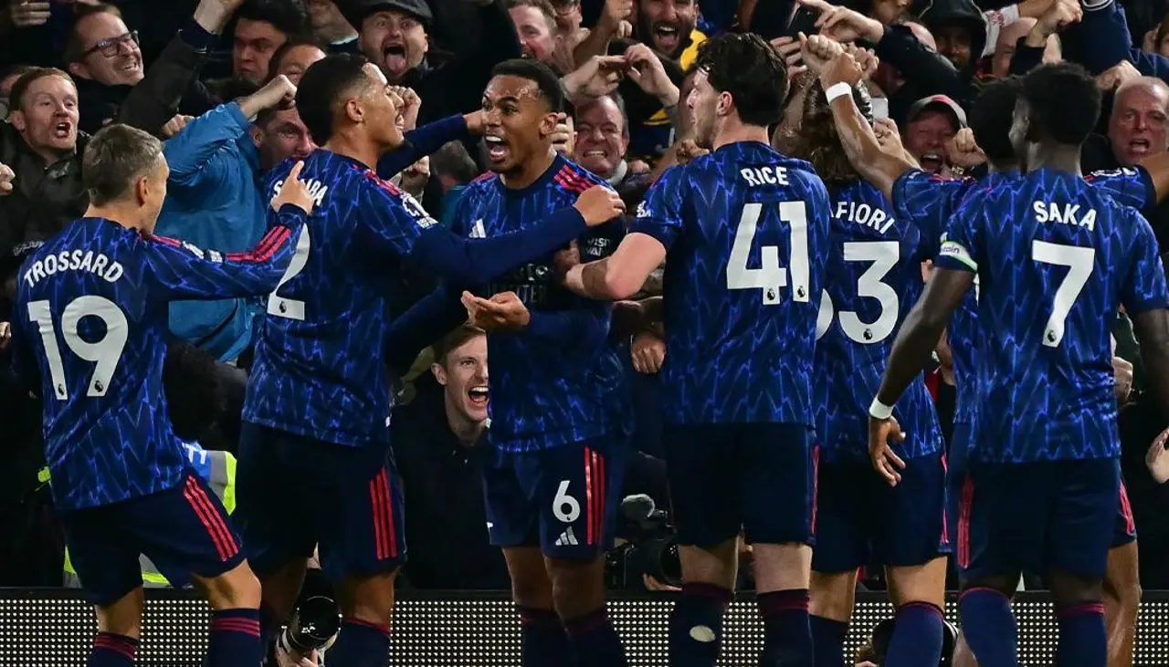 Arsenal vence por la mínima a Fulham y recupera el liderato de la Premier League