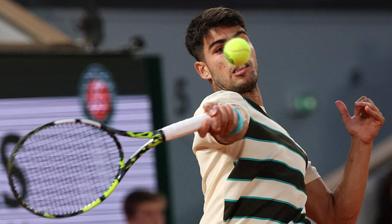 Carlos Alcaraz arrasa a Tommy Paul para alcanzar las ‘semis’ de Roland Garros
