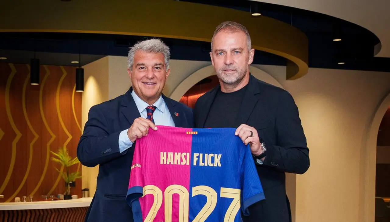 Barcelona renueva contrato con el DT Hansi Flick hasta la temporada 2027