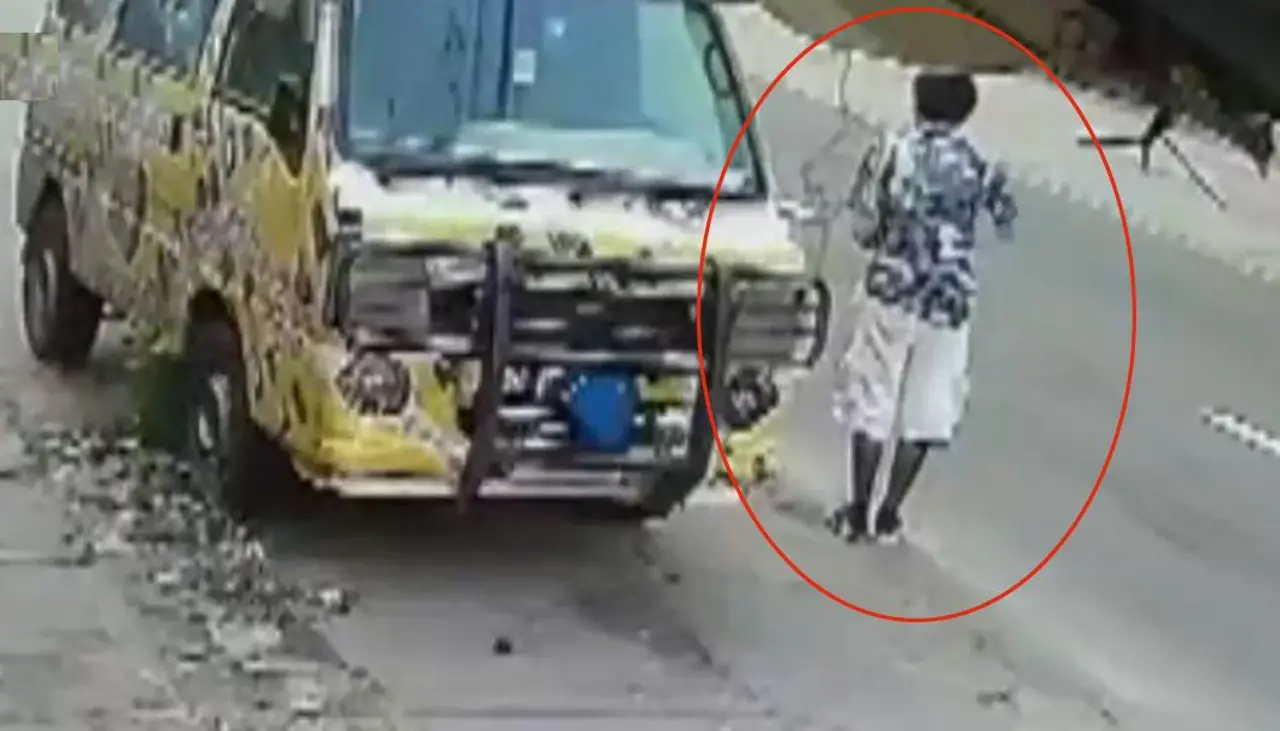 Video: Se hizo pasar por pasajero para robar la cartera a una mujer que estaba en un micro 