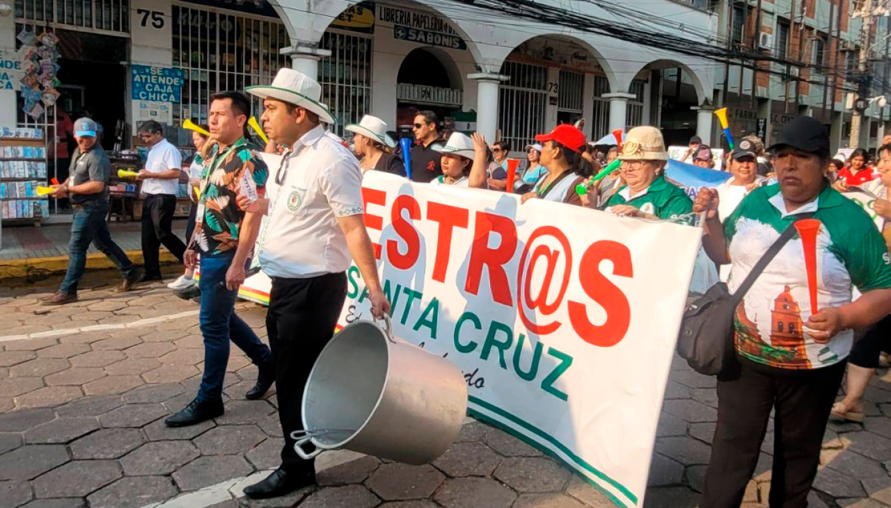 Maestros urbanos realizaron un ‘cacerolazo’ rechazando incremento en el precio de la canasta familiar 