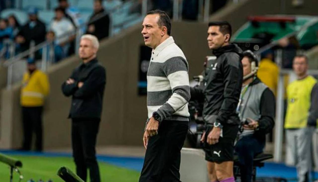 “Con los pies en la tierra”, dice Restrepo tras victoria de Bolívar ante Gremio