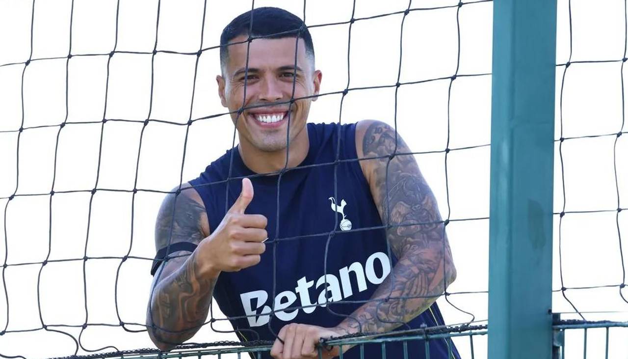 Video: La emotiva bienvenida del Tottenham a Pedro Porro tras ganar el Mundial