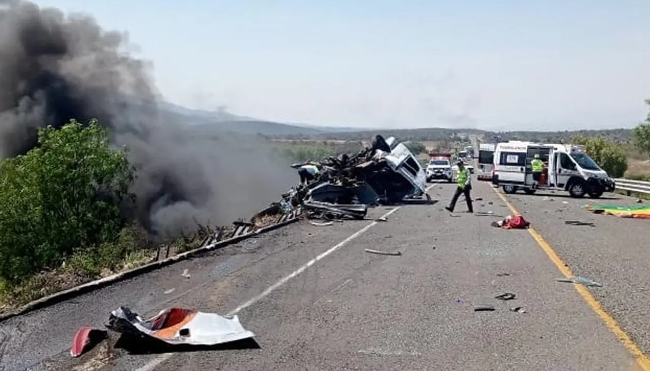 Al menos ocho muertos deja accidente carretero en el centro de México