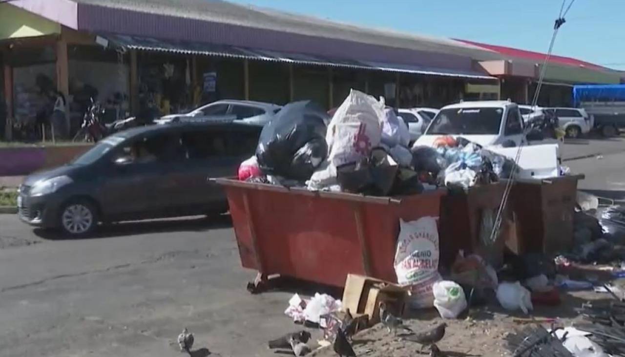 Pasó el feriado navideño, pero la basura todavía inunda mercados y calles de la capital cruceña 