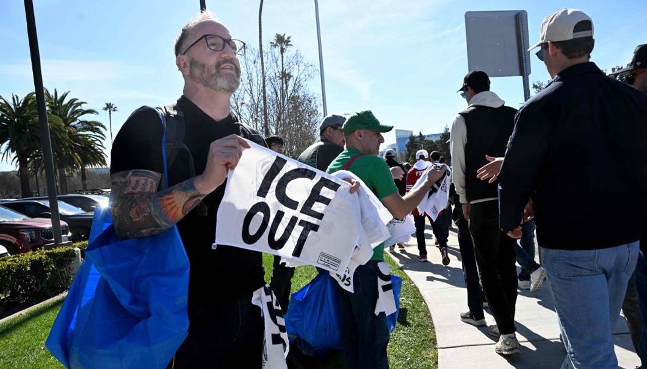 Activistas reparten toallas con lema “fuera ICE” a las afueras del Super Bowl