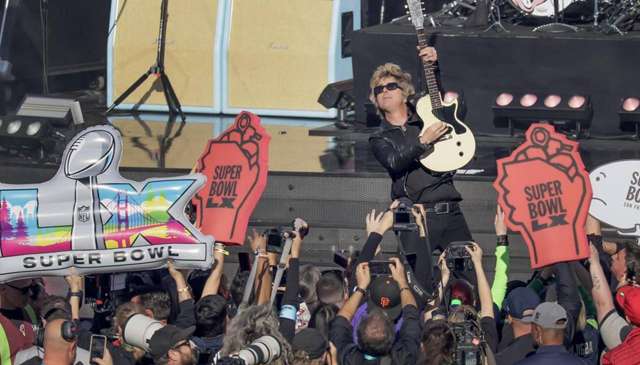 Green Day encendió el inicio del Super Bowl con un breve show de sus éxitos