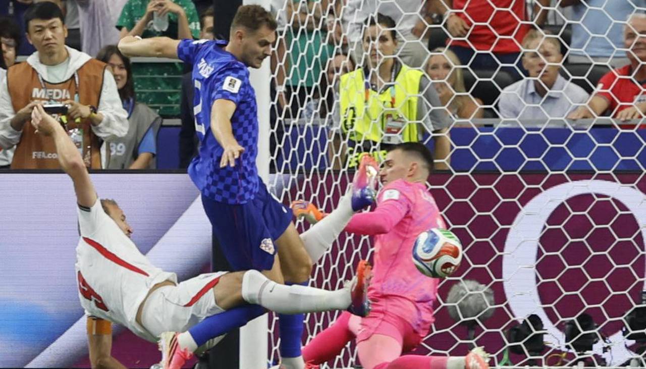 Video: La espectacular triple atajada del portero Livakovic ante Inglaterra