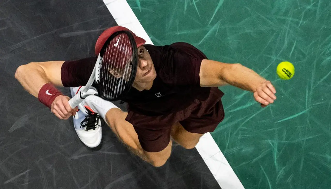 Jannik Sinner avanza por primera vez a cuartos en París tras vencer a Cerúndolo