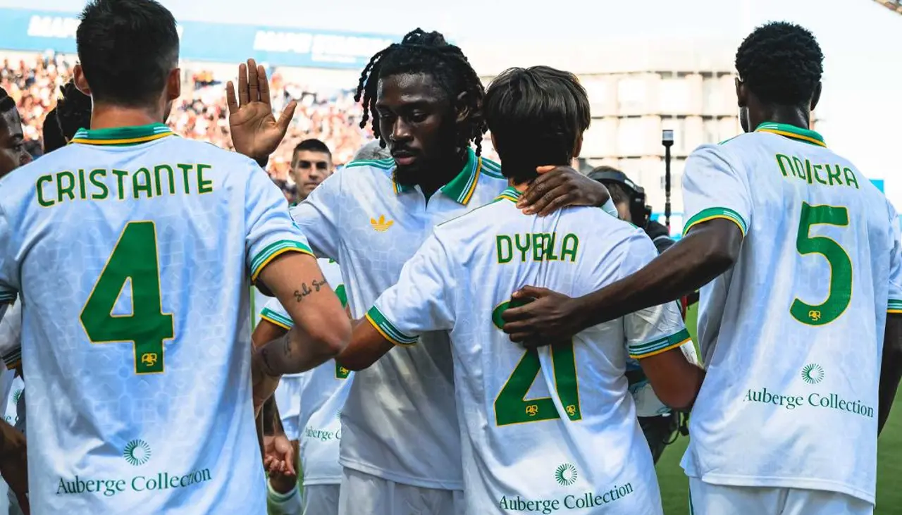 La Roma vence a Sassuolo e iguala al Napoli en la cima del torneo italiano