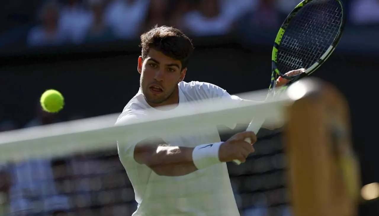 Carlos Alcaraz avanza sin sobresaltos en un Wimbledon tras vencer a Oliver Tarvet