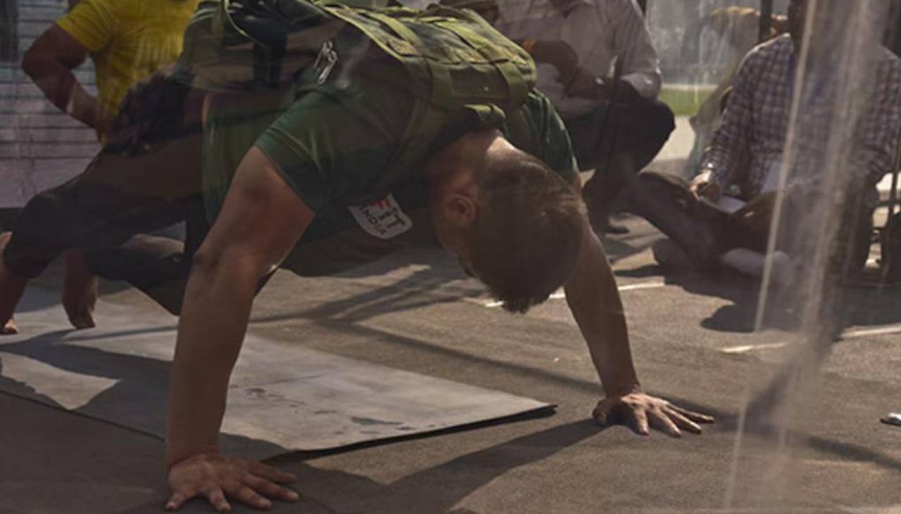 Hombre rompe récord guinness al hacer 847 flexiones con más de 27 kilos sobre la espalda