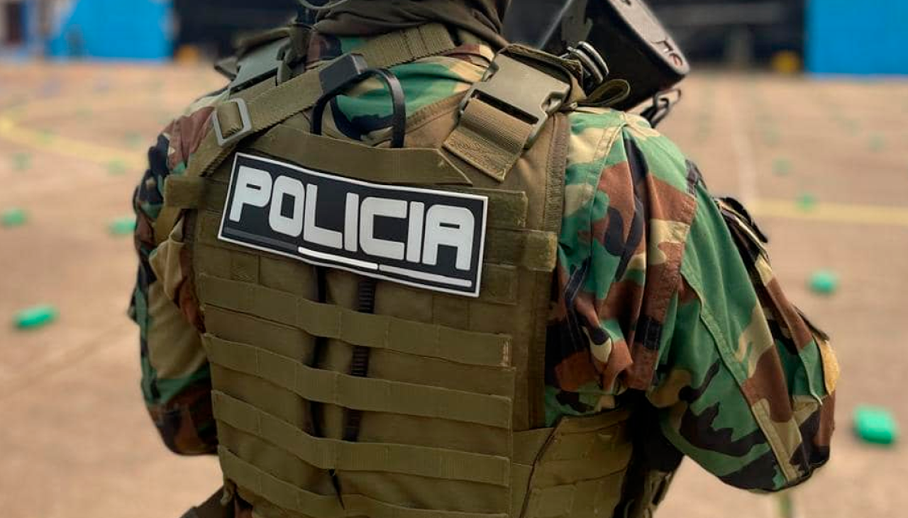 Aprehenden a dos policías acusados de extorsionar a ‘tragones’ de droga en Santa Cruz 