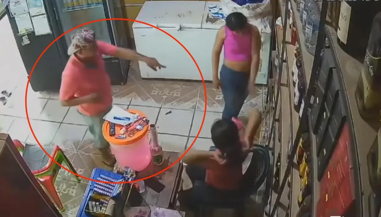 Video: Captan a un hombre que robó tarjetas telefónicas tras distraer a la vendedora de una licorería 