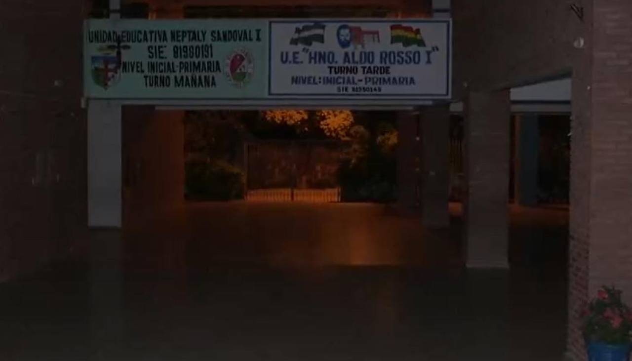 Vecinos denuncian robo en una unidad educativa que no tiene luz por falta de pago de la Alcaldía cruceña