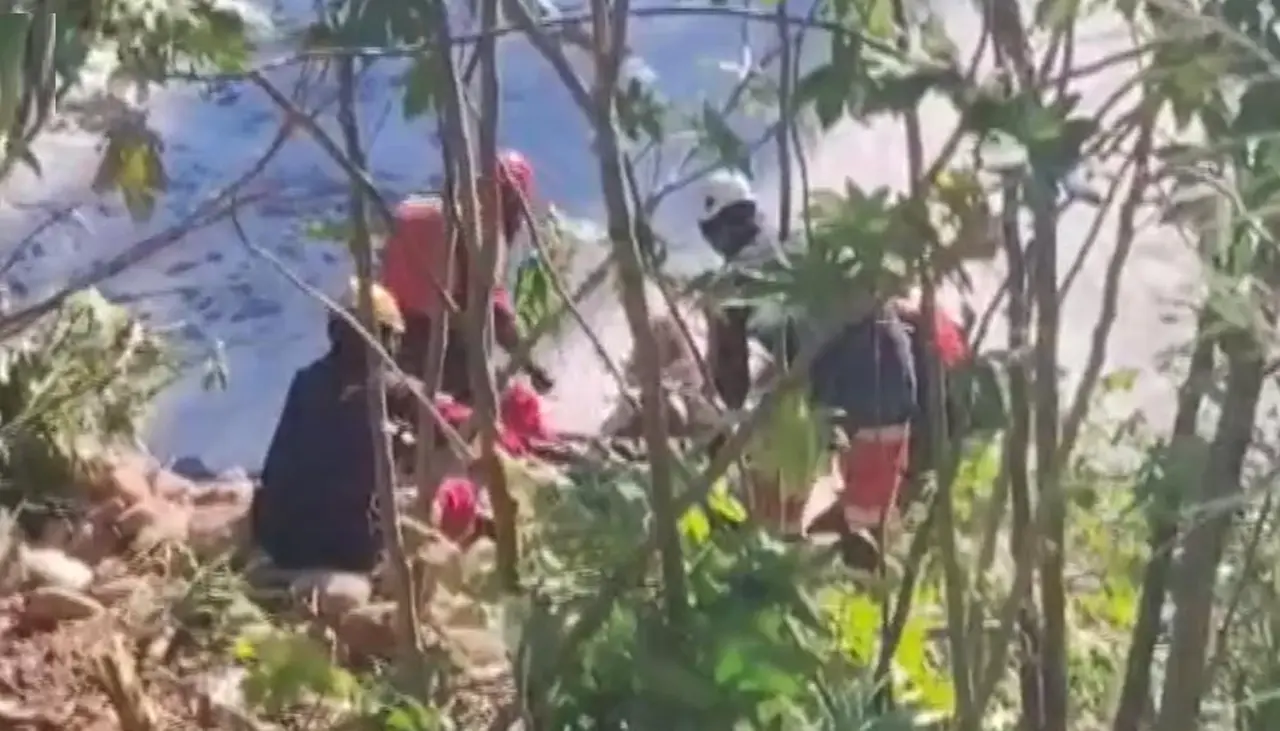 Rescatan un cuerpo sin vida que fue encontrado en un canal de drenaje en Santa Cruz 