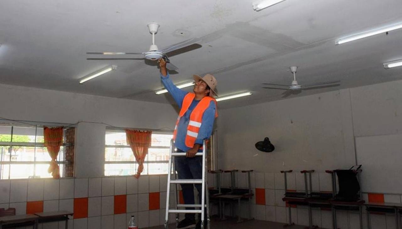 Alcaldía cruceña adeuda agua, luz e internet en unidades educativas y otras reparticiones 