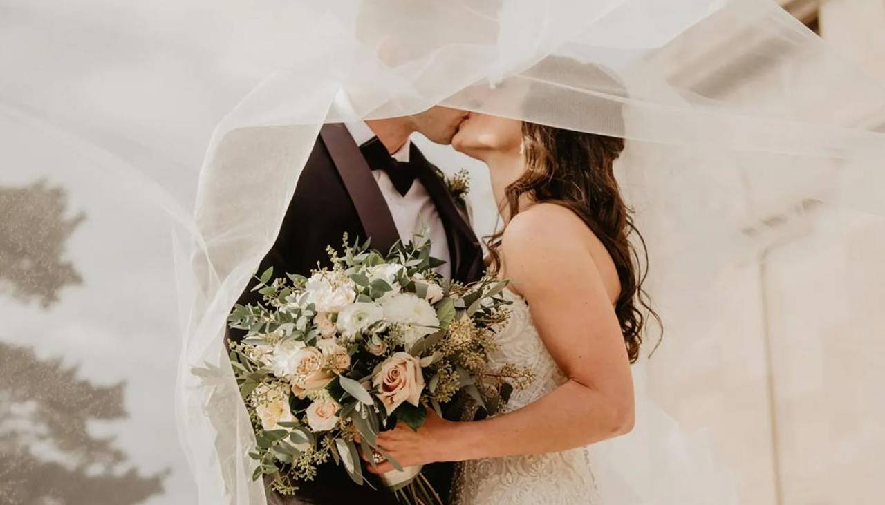 ¿Padrino de bodas regaló Bs 10 millones a los novios? Esto ocurrió en El Alto