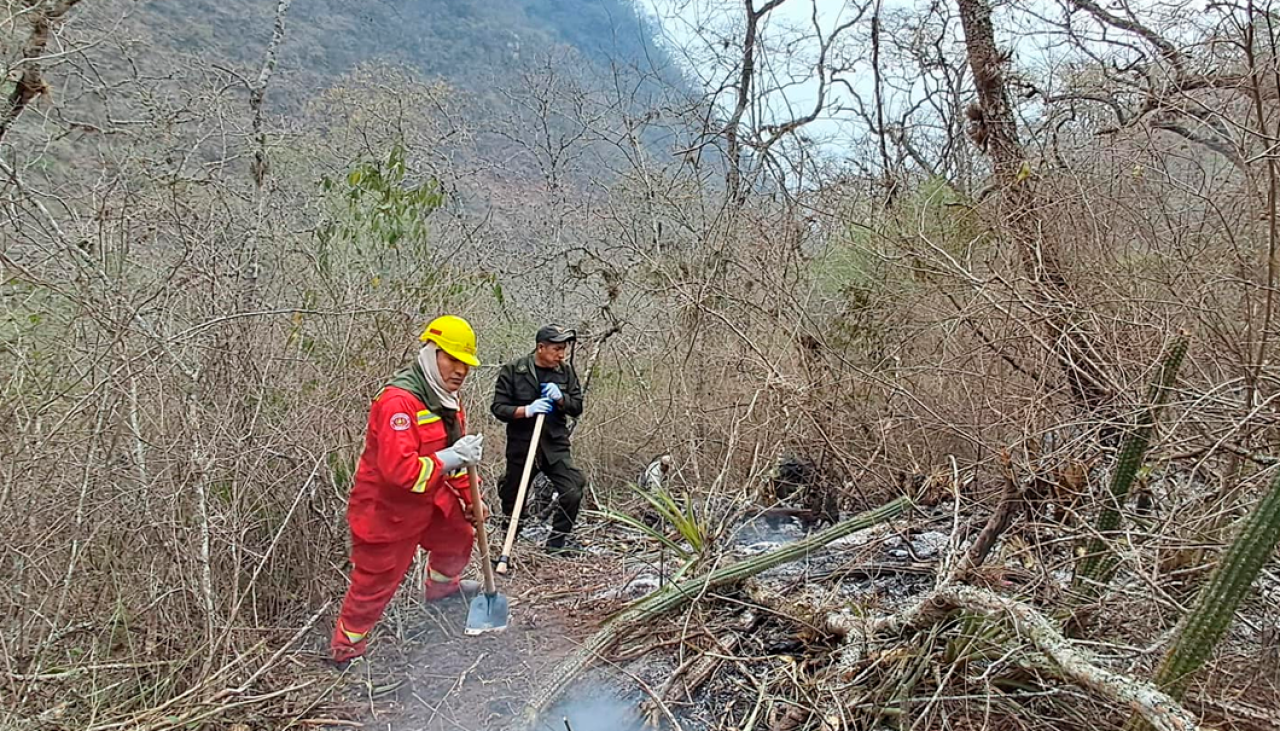 El fuego amenaza a vertientes de agua en los valles cruceños