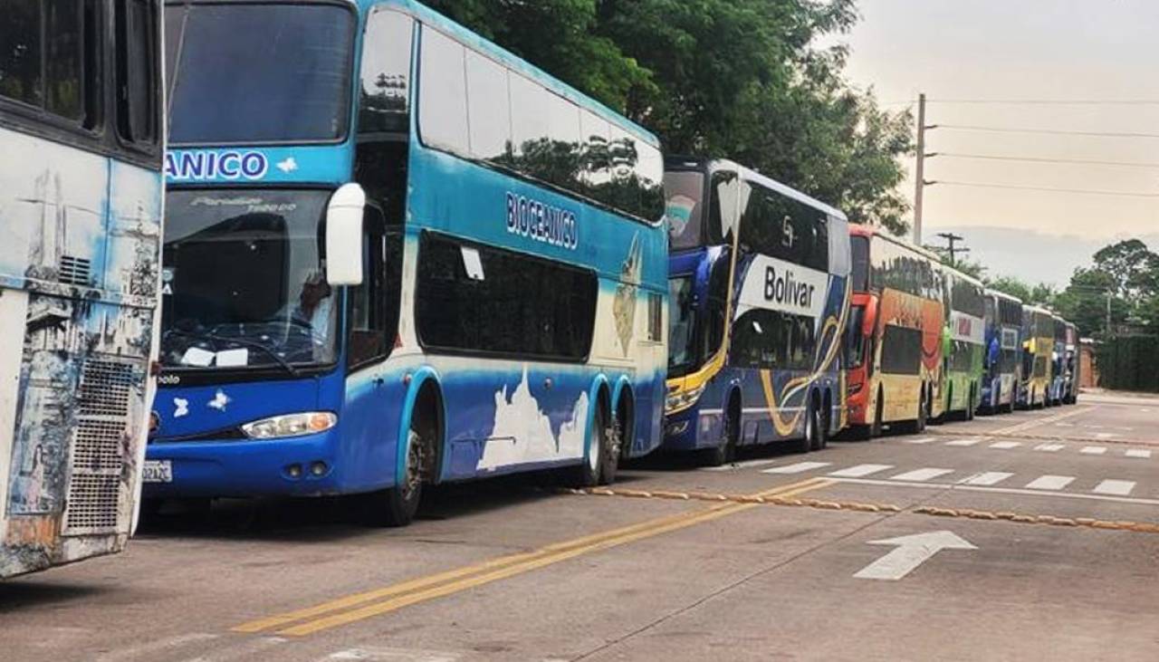 Santa Cruz: El 80% de los buses están en surtidores esperando cargar diésel, señalan empresas de transporte