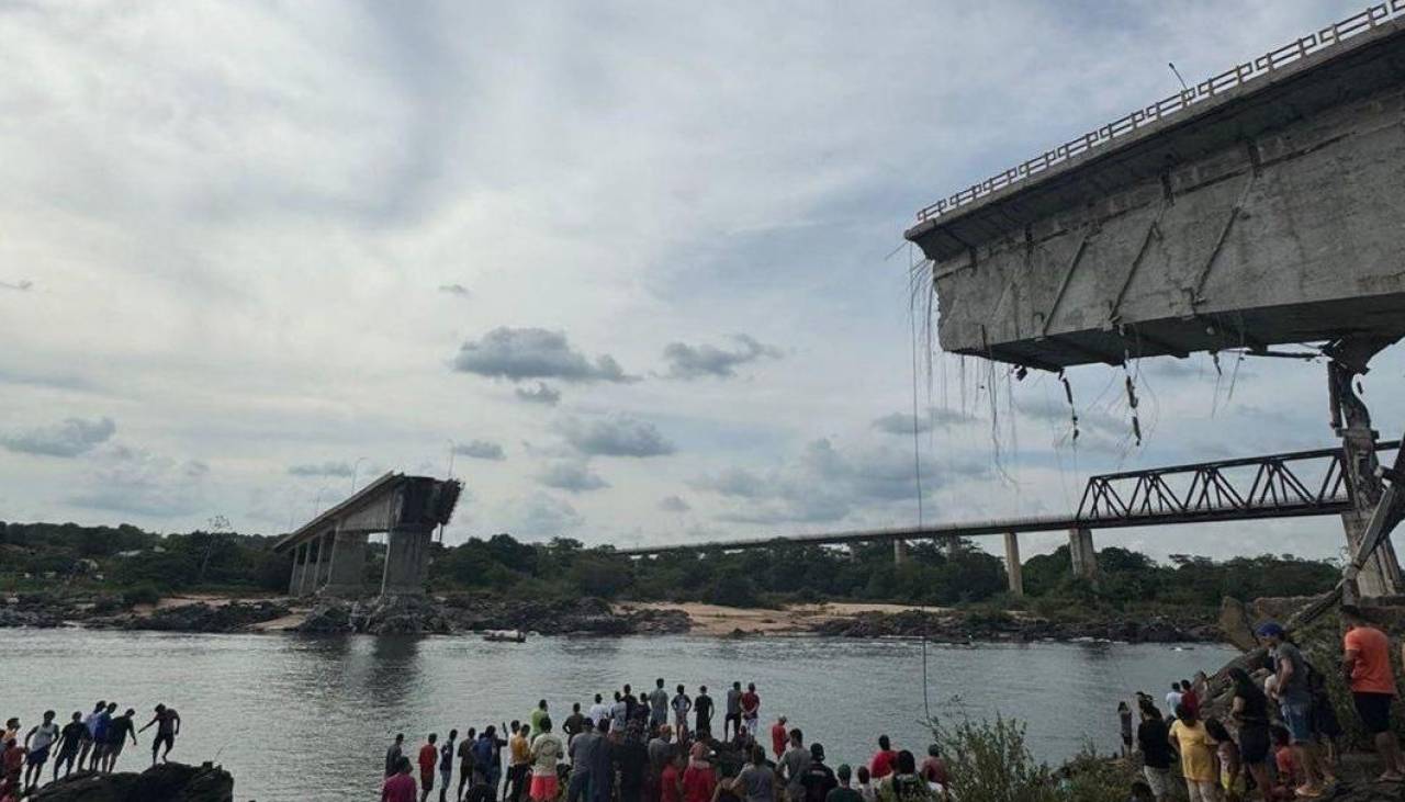 Al menos un muerto y 16 desaparecidos por derrumbe de puente en Brasil