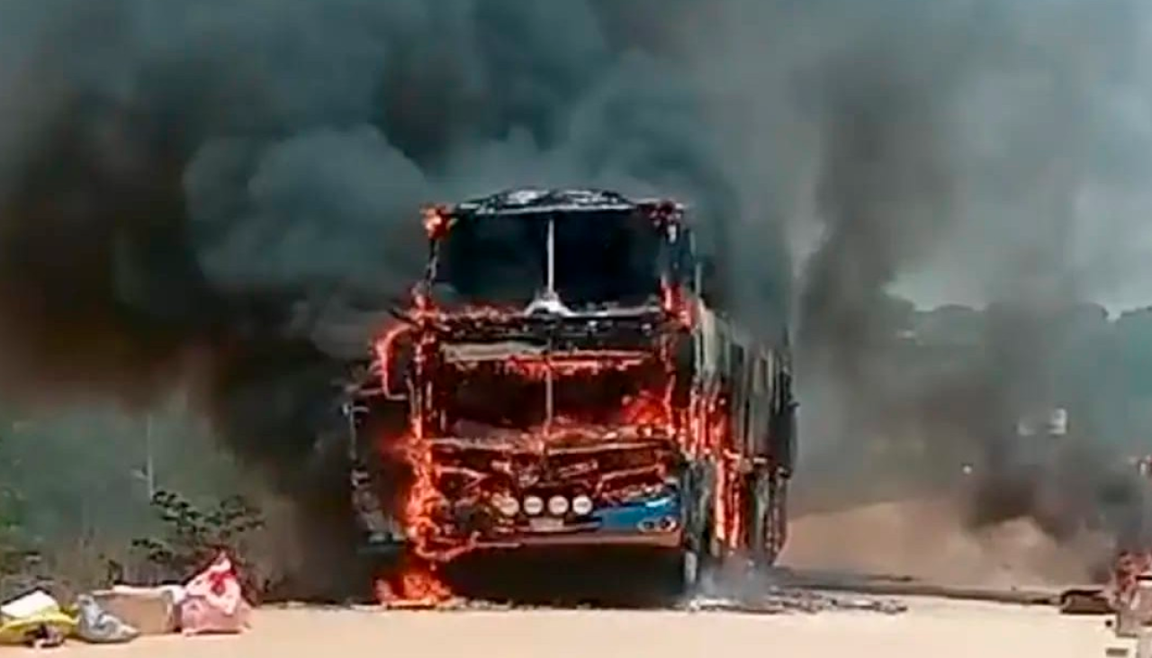 Un bus que transportaba pasajeros en Pando se incendió en plena carretera