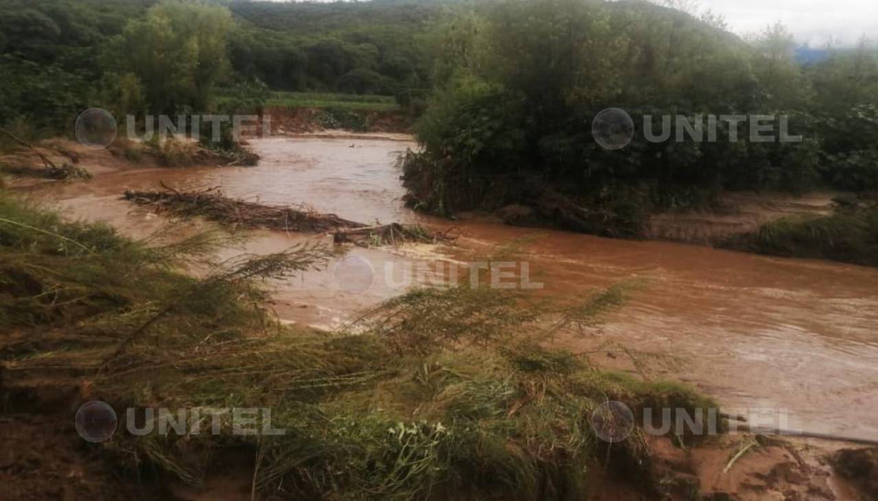 Santa Cruz: un río se desborda en Quirusillas y cubre sembradíos de frejol y maíz 