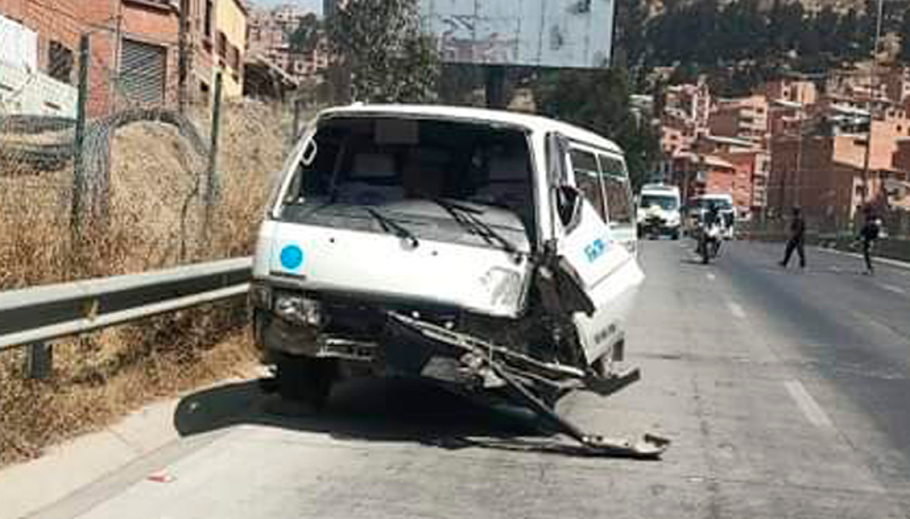 Choque múltiple en la autopista La Paz - El Alto deja ocho personas heridas 