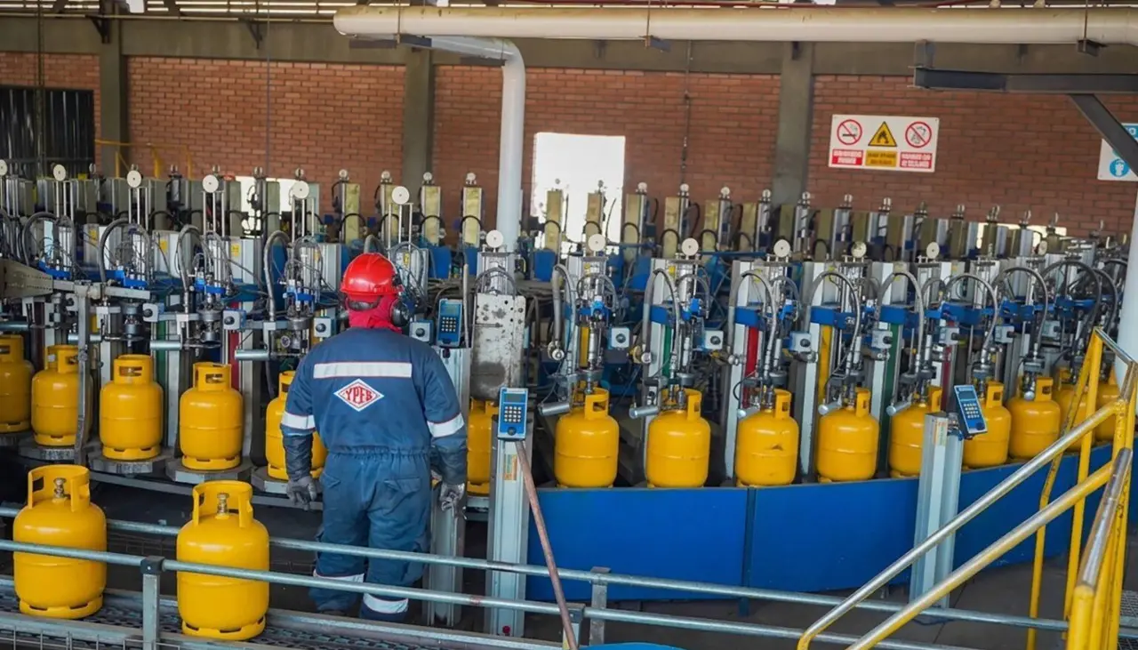Un funcionario de YPFB y dos choferes son aprehendidos acusados de robar garrafas con gas de Senkata