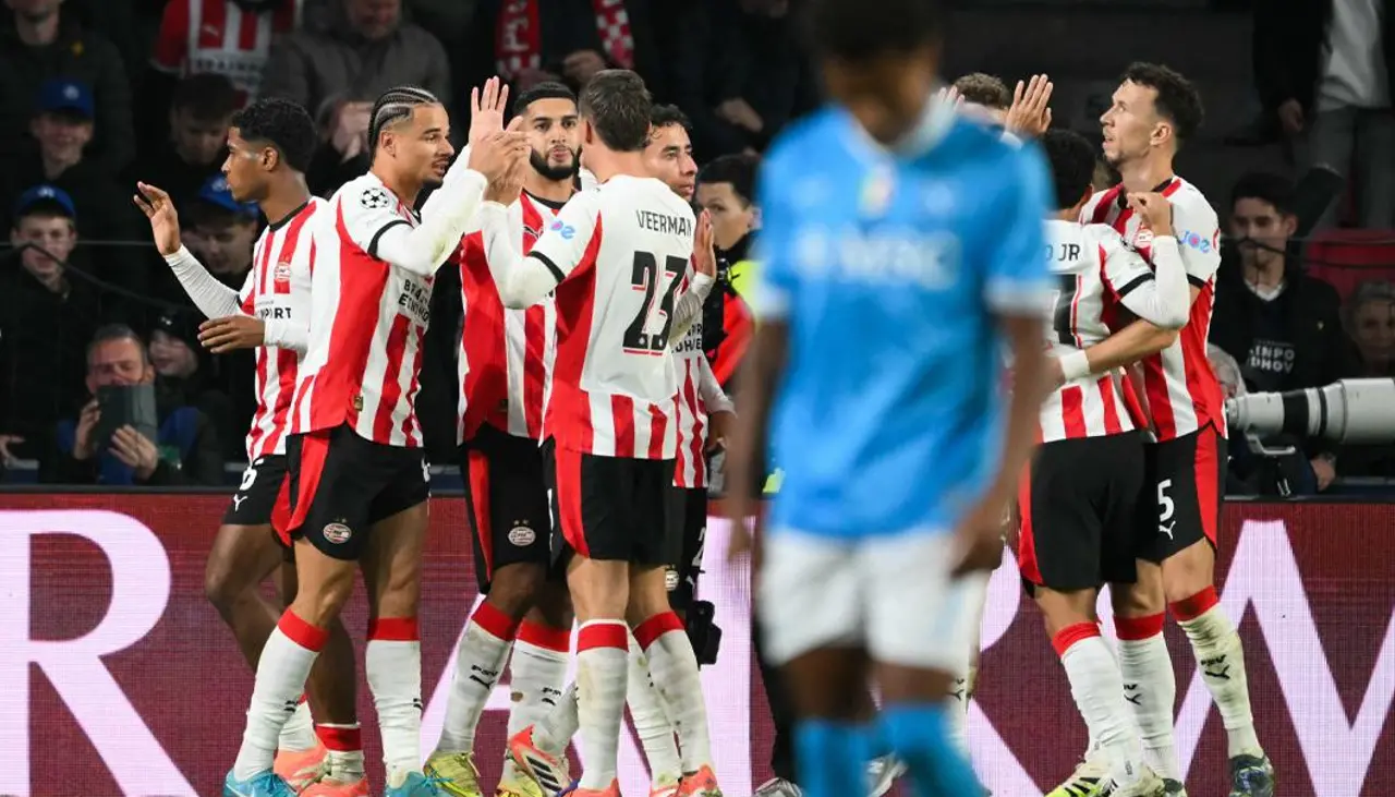 PSV logra su primera victoria en la Champions League con una goleada ante Napoli