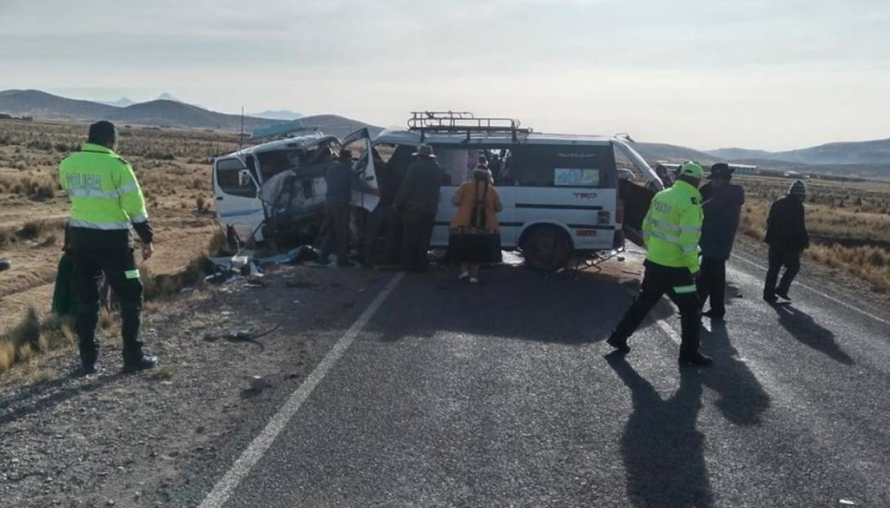 Minibuses chocan de frente en la ruta a Viacha y dejan 10 pasajeros heridos