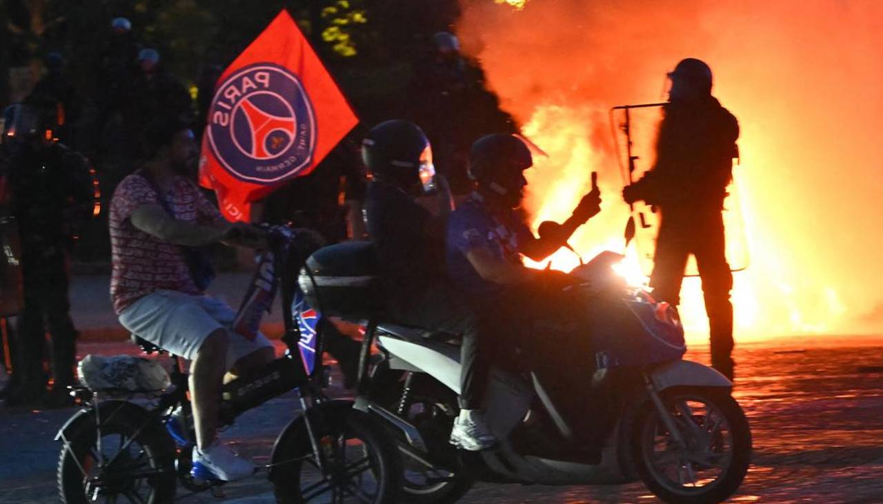 Al menos 80 detenidos y un policía herido por festejos excesivos de hinchas del PSG