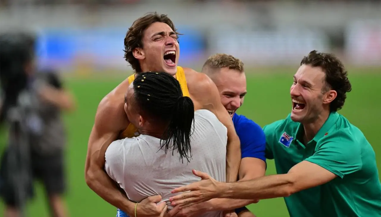 Duplantis logra su tercer oro y logra nuevo récord en el Mundial de Atletismo