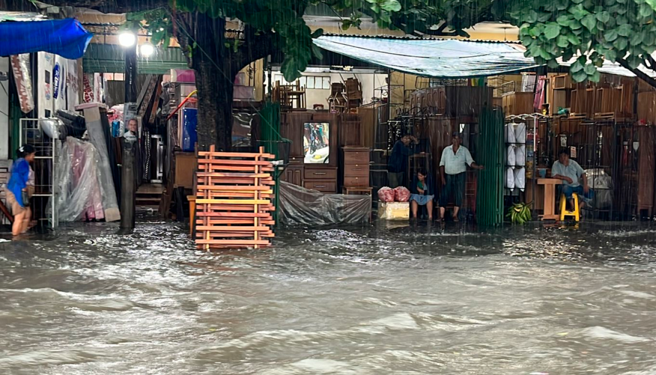 Inundadas, así quedaron calles y avenidas de la capital cruceña por la lluvia caída este lunes 