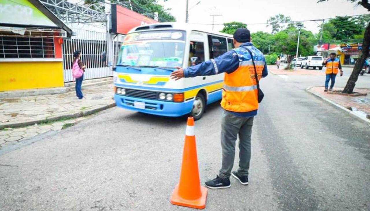 Alcaldía cruceña califica como “chantaje y tozudez” el paro indefinido de micreros