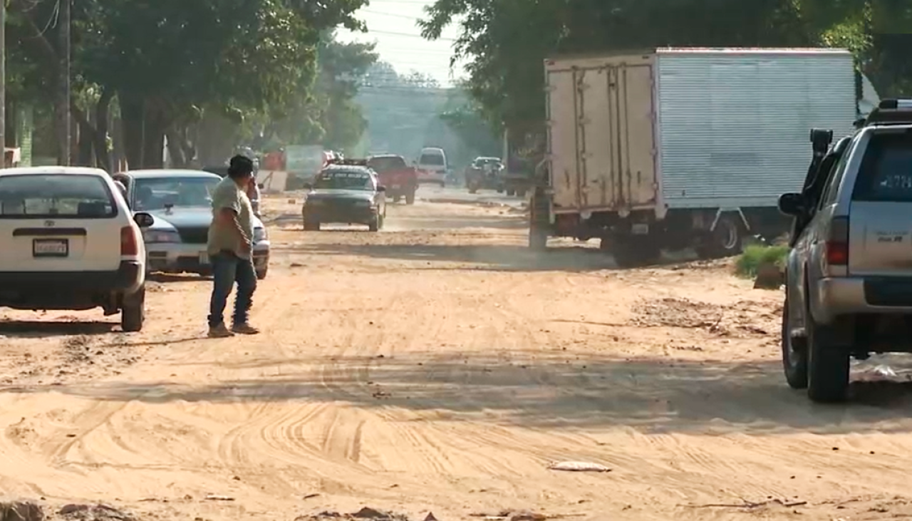 Santa Cruz: Vecinos bloquean por la falta de pavimento en la avenida Escuadrón Velasco