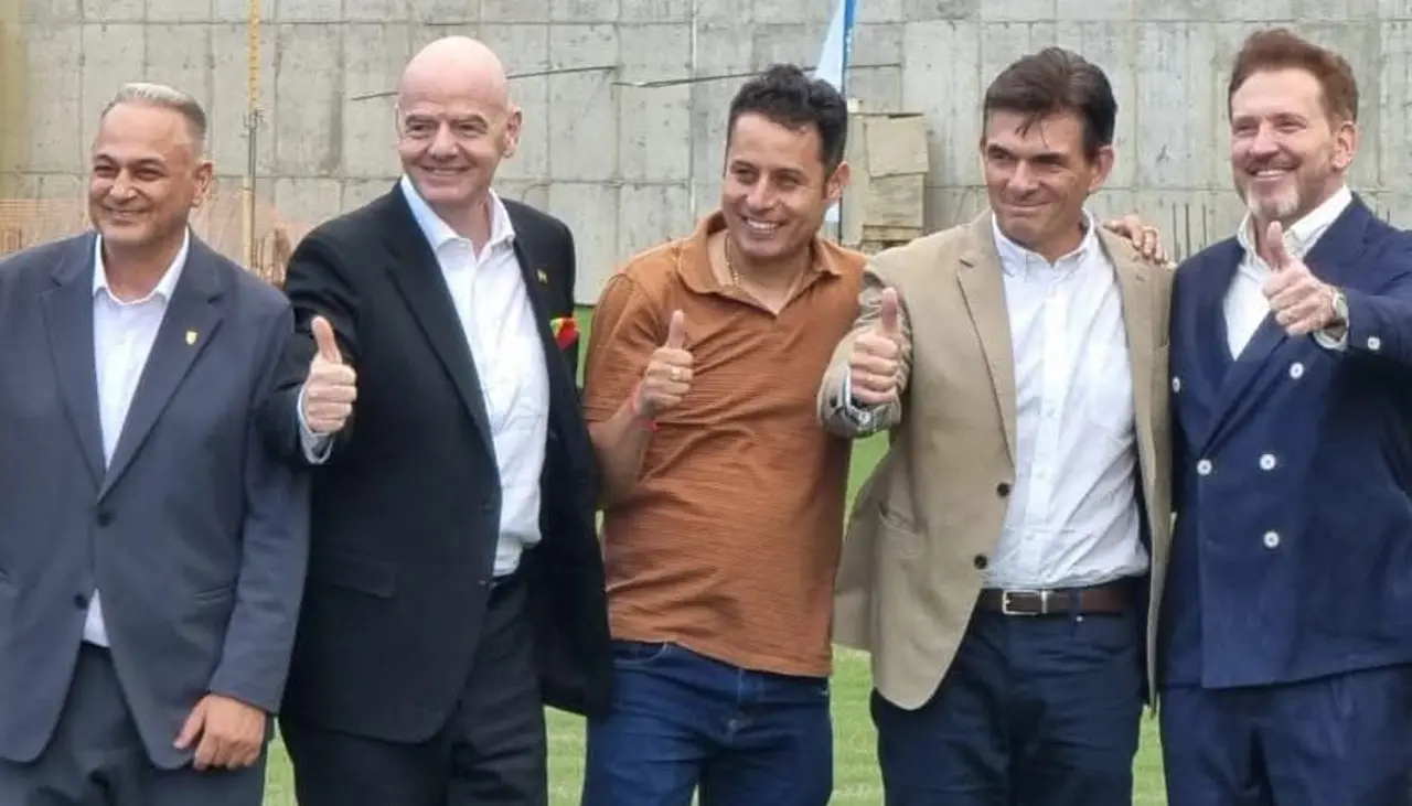 Presidente de FIFA felicita a Rodrigo Paz y Edmand Lara por su triunfo en balotaje