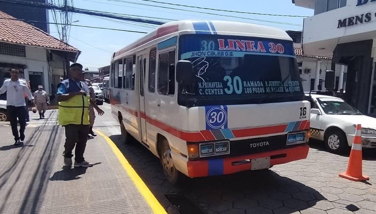 Reordenamiento: Alcaldía cruceña anuncia sanciones para micreros que no respeten paradas 