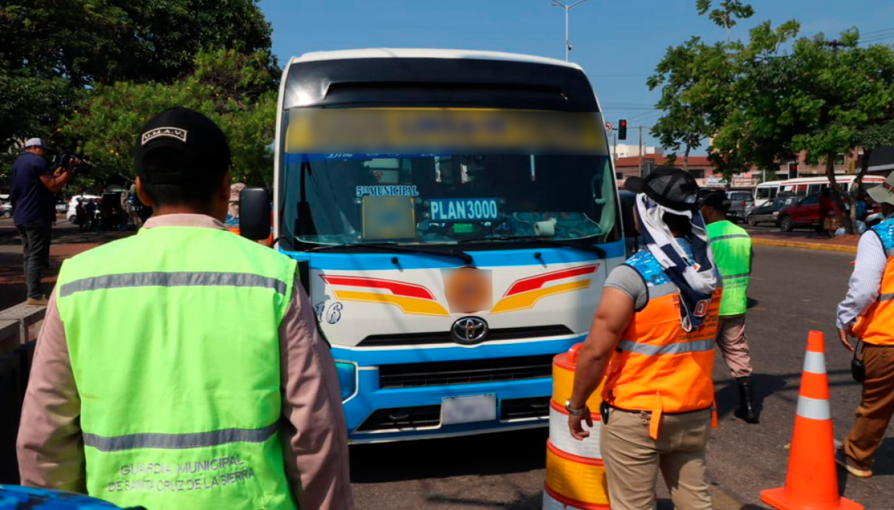 Concejal denuncia que la Alcaldía cruceña no controla a micros que cobran Bs 2,50