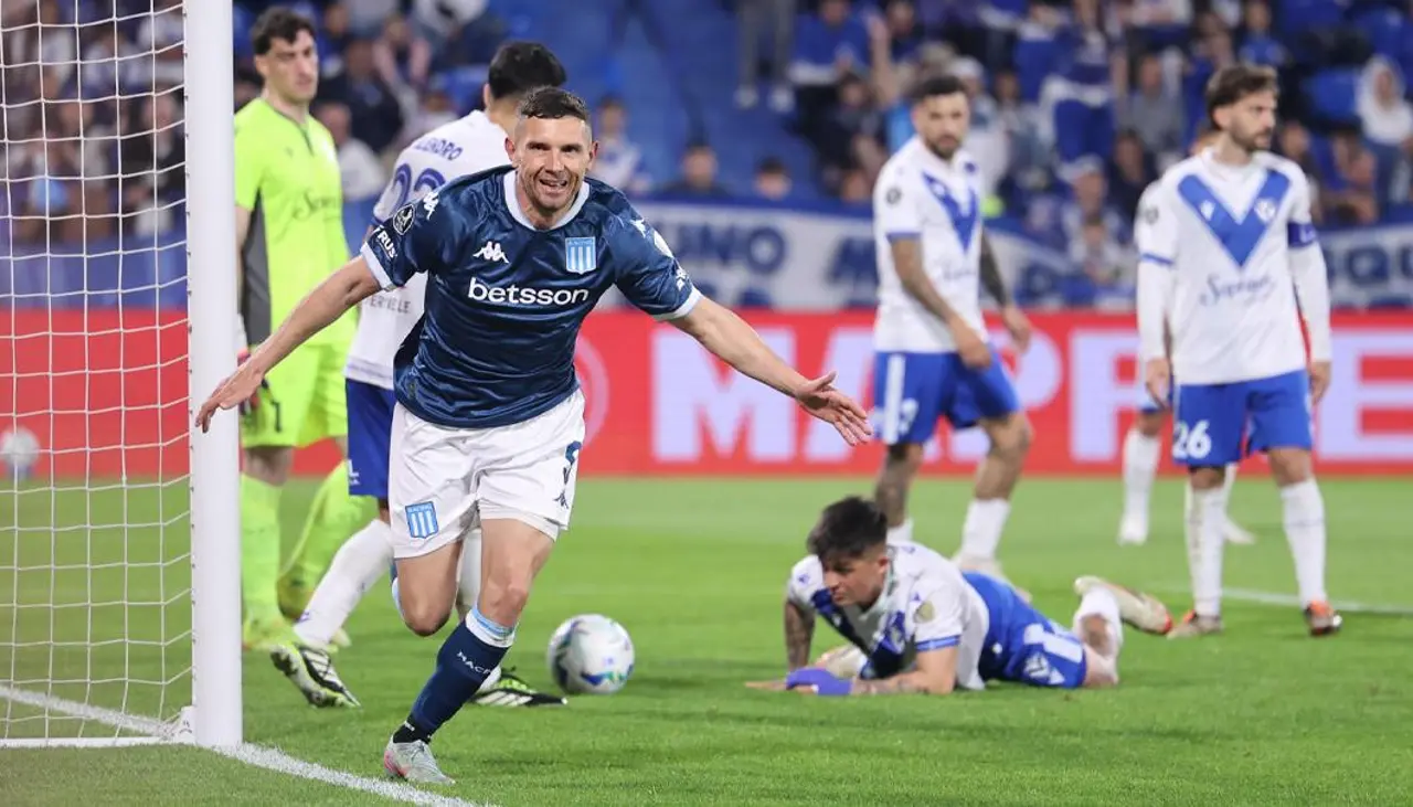 Racing vence a Vélez y toma ventaja en el duelo de ida por cuartos de Libertadores